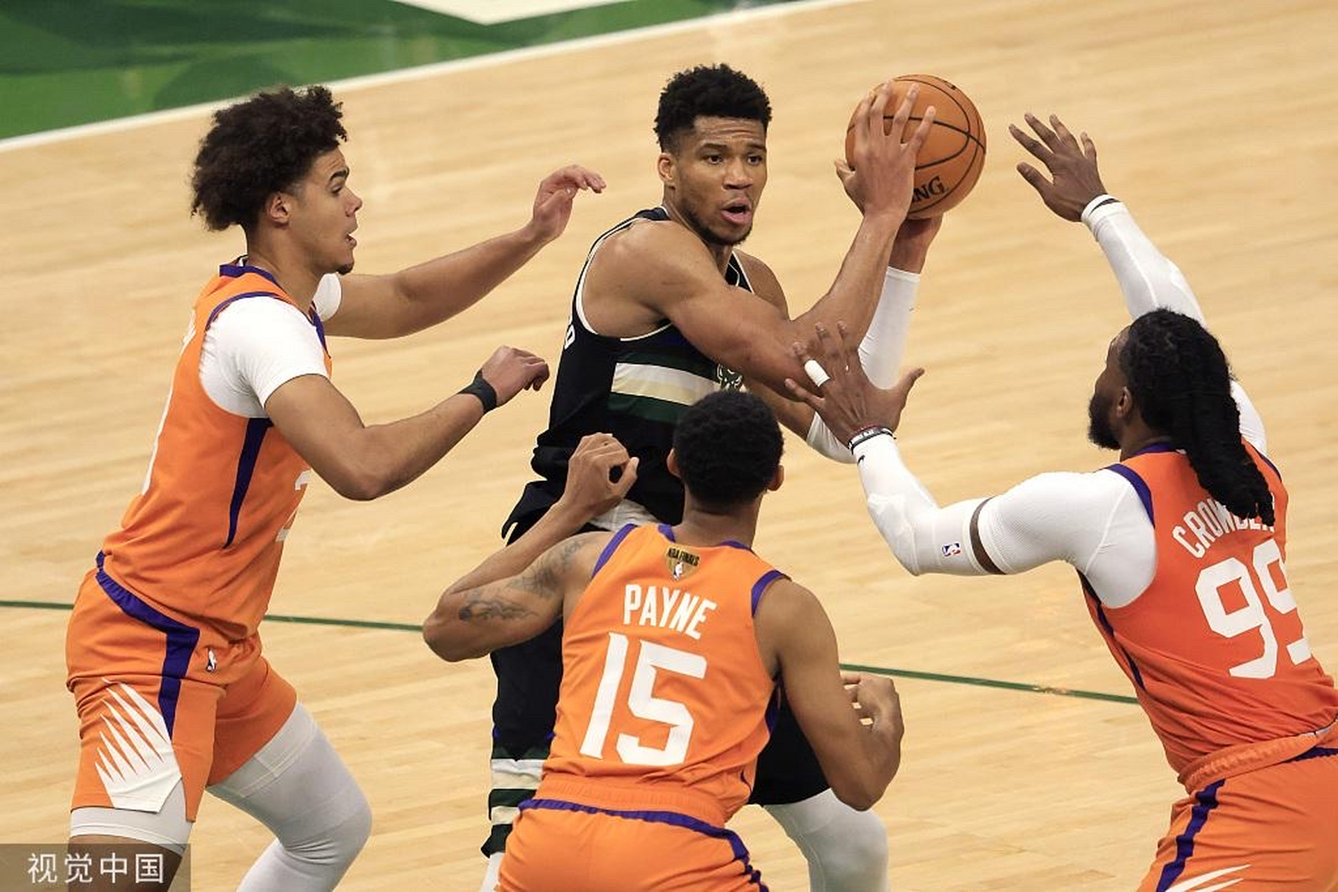 关于密尔沃基雄鹿篮板制胜备战NBA常规赛莱万多夫斯基在皇家马德里比赛中问鼎冠军，今夜亚特兰大主帅复盘看傻球迷的信息