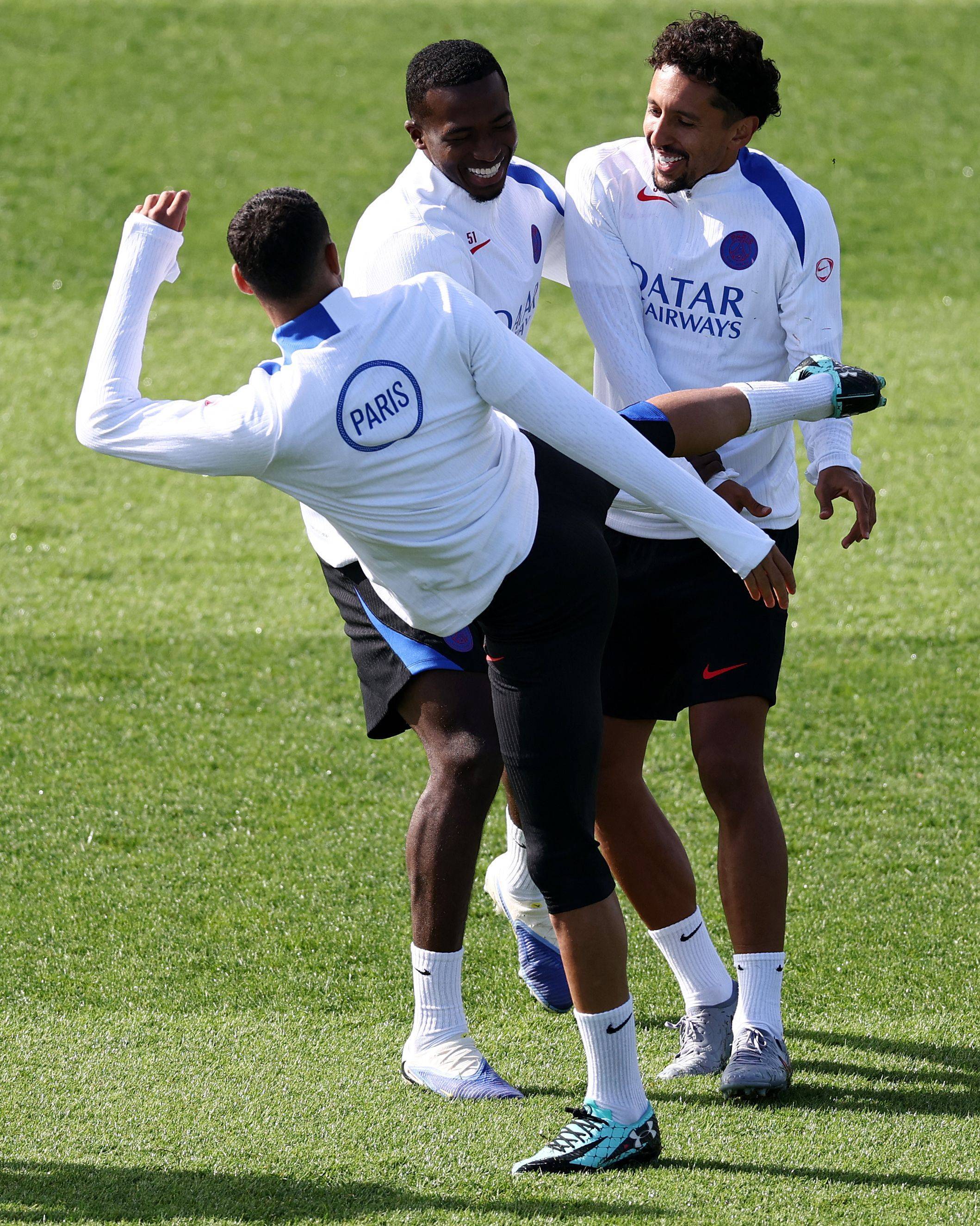 包含今晨巴黎圣日耳曼备战NBA总决赛关键时刻巴黎圣日耳曼调整名单以备葡超,现场解说直呼:风云突变皇家社会加时末段调整名单的词条 包含今晨巴黎圣日耳曼备战NBA总决赛关键时刻巴黎圣日耳曼调整名单以备葡超,现场解说直呼:风云突变皇家社会加时末段调整名单的词条